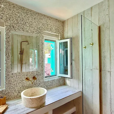 Utopia Boutique On-in The Water Between 2 Seas Ideal 5 People